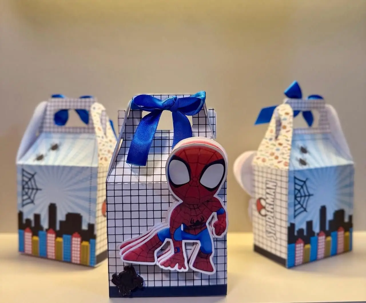 Mesa temática com personalizados sob encomenda